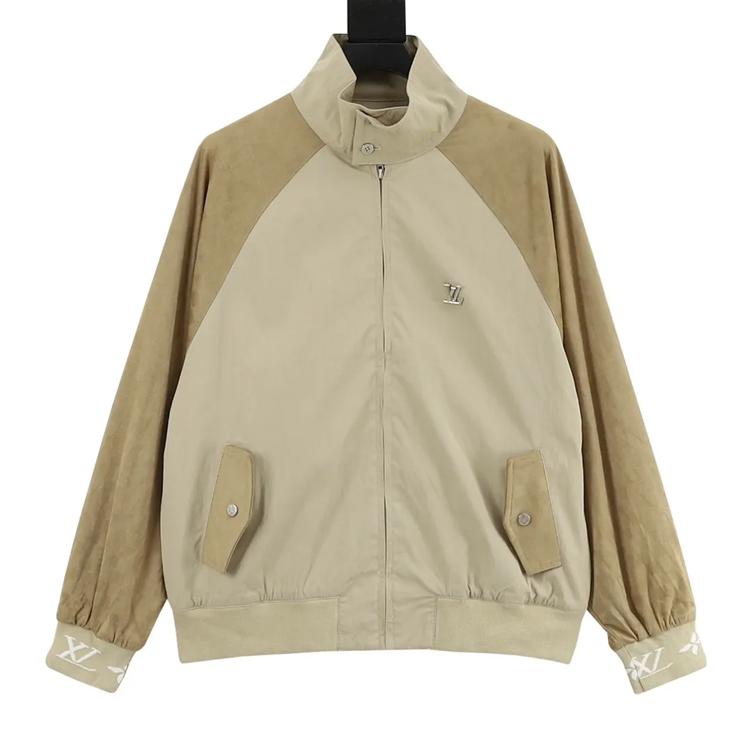 🅿️570 Louis Vuitton/Louis Vuitton spliced jacquard jacket is made of nylon fabric, which feels smooth and crisp. It not only ensures the comfort when wearing, but also allows the jacket to maintain a good-looking shape for a long time. It will not be easily deformed and out of shape. In the splicing part, different fabrics are perfectly connected!! The presbyopic print is even better. The pattern is clear and full, and the color is perfect. It is exactly the same as the original product. No matter how many times it is washed, it does not become smudged. The printing process is so good!!! The ribbing on the collar and cuffs has just the right elasticity, fits the body without being strangled, and the details are exquisite! Size: XS-L